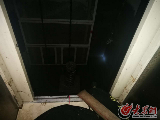 18日下午3点半,10号楼1单元电梯间正在进行水泵排水